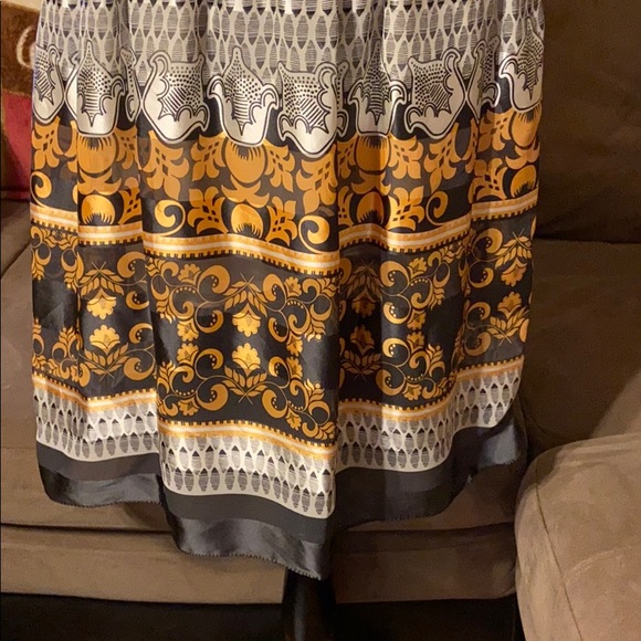 Beautiful below the knee dress - Picture 2 of 5